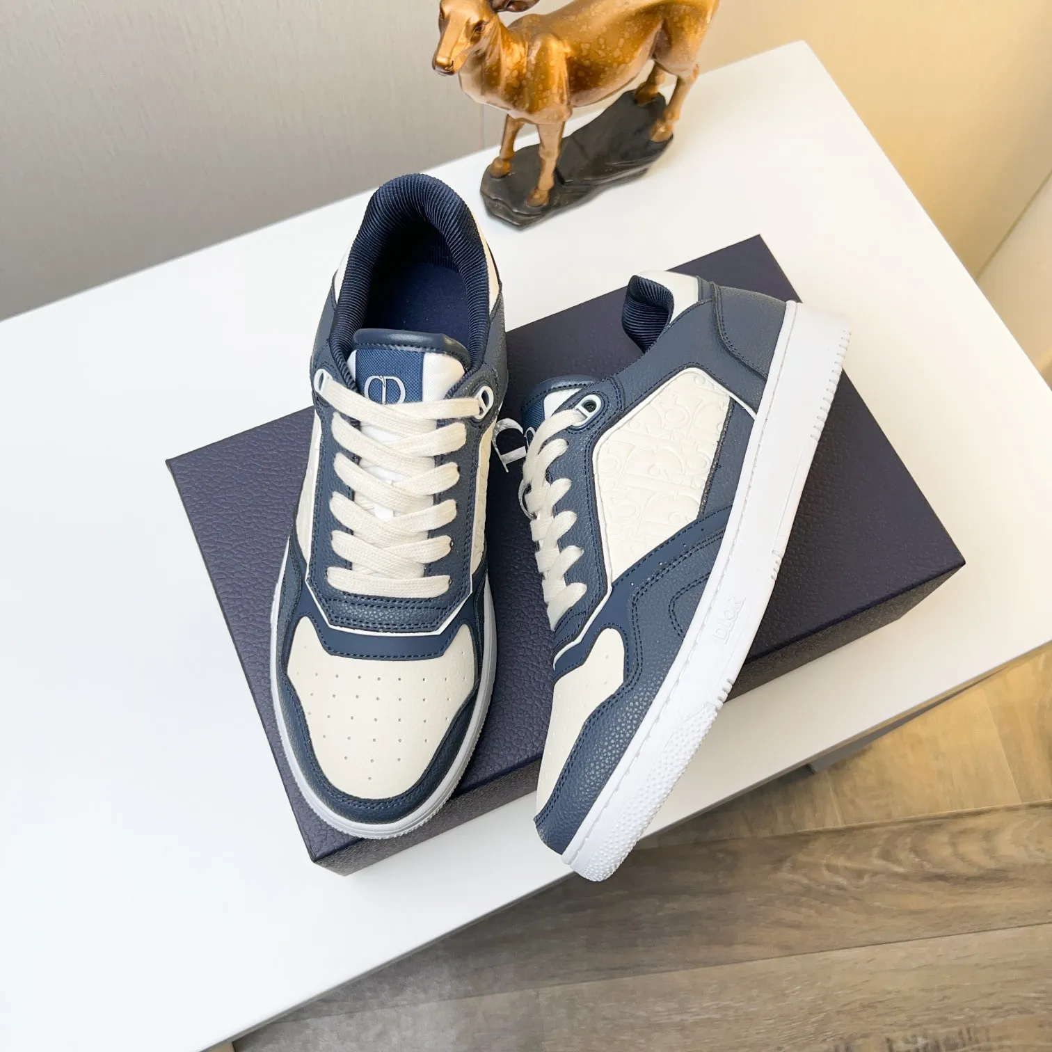 Men's Men's Shoes 💰400 [New] 🦩🦩Dior - Low-top sneakers 2025 spring men's collection new arrivals [Celebrate][Celebrate][Celebrate], reinterpret the basketball shoe design and become a classic Dior item [Strong][Strong][Strong], crafted in black and cream white smooth cowhide with beige suede, leather display on the side The CD logo, tongue, sole and back side are decorated with various distinctive details to enhance the style[666][666], while eyelet details, topstitching and rubber panels highlight the dynamic charm of its athletic style[strong][strong][strong]. It has a two-color rubber sole, which can be matched with various clothing to create a refined look. Size: 38 to 44 (45 can be customized